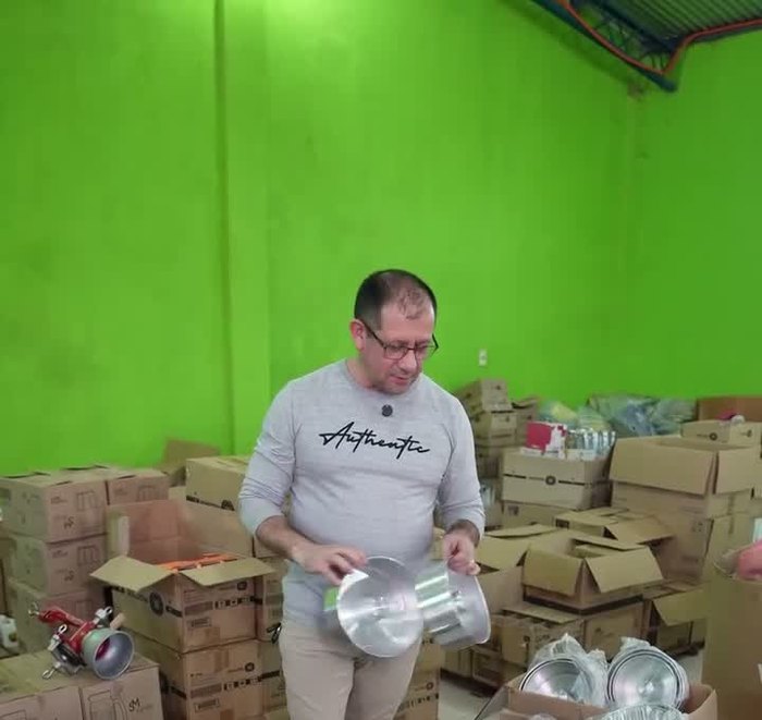 Ollas y artículos de cocina de aluminio en cajas